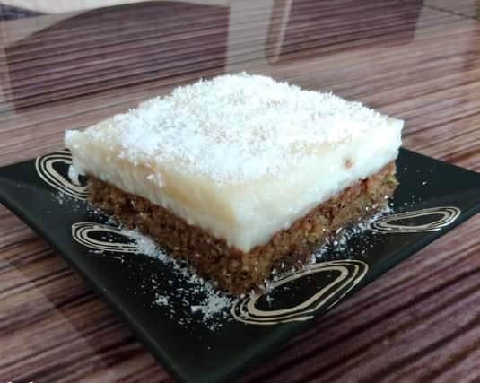 kirpiakiKaridopita Κυπριακή καρυδόπιτα με αφράτη βάση, αρωματικό σιρόπι και βελούδινη κρέμα καρύδας. Μια παραδοσιακή συνταγή για ένα απολαυστικό γλυκό.