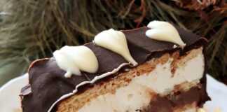 Δίχρωμος κορμός με λευκή και μαύρη σοκολάτα Εντυπωσιακός Δίχρωμος κορμός με λευκή και μαύρη σοκολάτα γλυκο με εμφανείς στρώσεις λευκής και μαύρης σοκολάτας, καλυμμένος με γκανάζ.