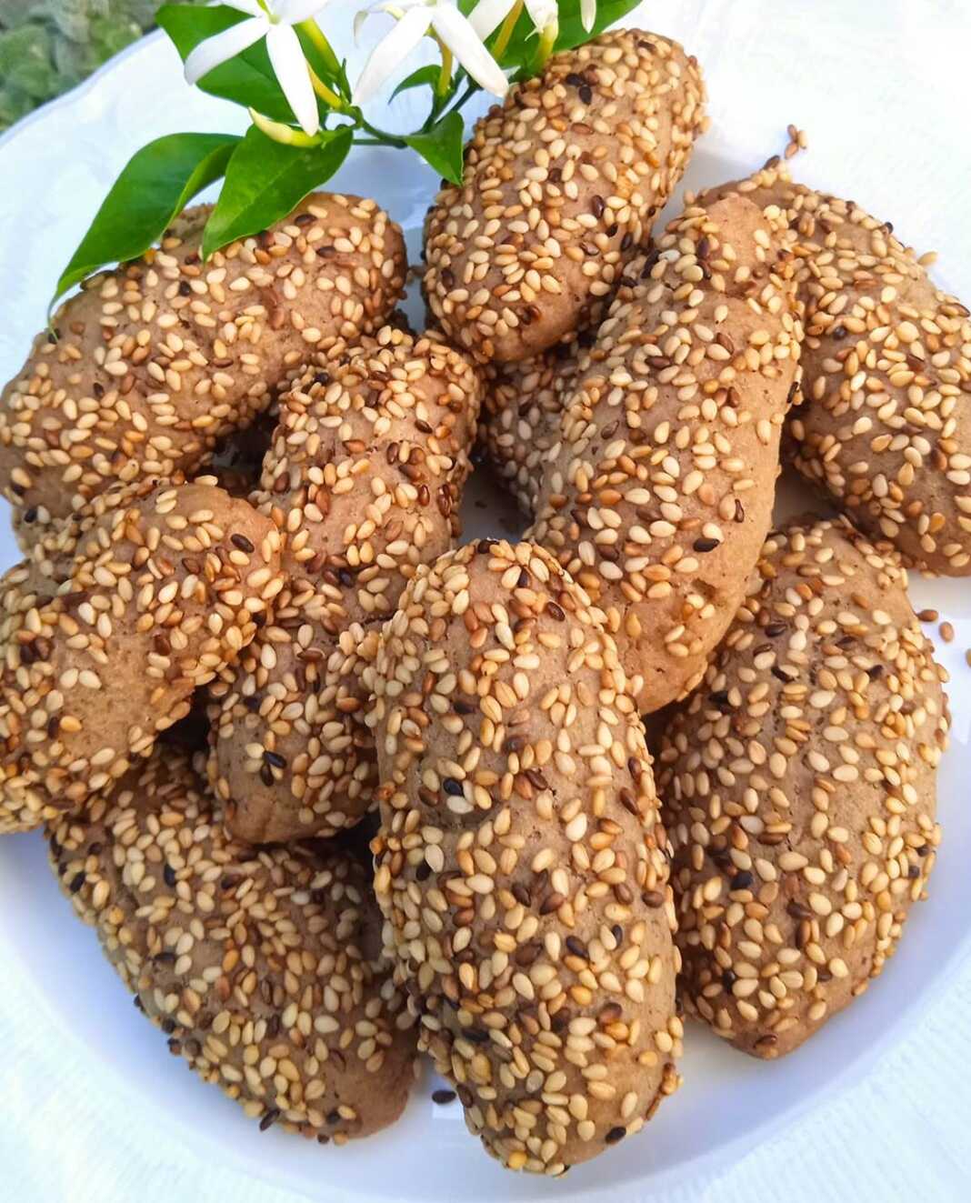 koulourakiKrasiou Πιατέλα με πλεξούδες από κουλουράκια κρασιού, πασπαλισμένα με σουσάμι, έτοιμα για σερβίρισμα.