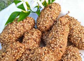 Πιατέλα με πλεξούδες από κουλουράκια κρασιού, πασπαλισμένα με σουσάμι, έτοιμα για σερβίρισμα.