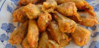 Πιάτο με Λουλουδάκια Γεμιστά, σερβιρισμένα με ντομάτα και φρέσκα μυρωδικά.