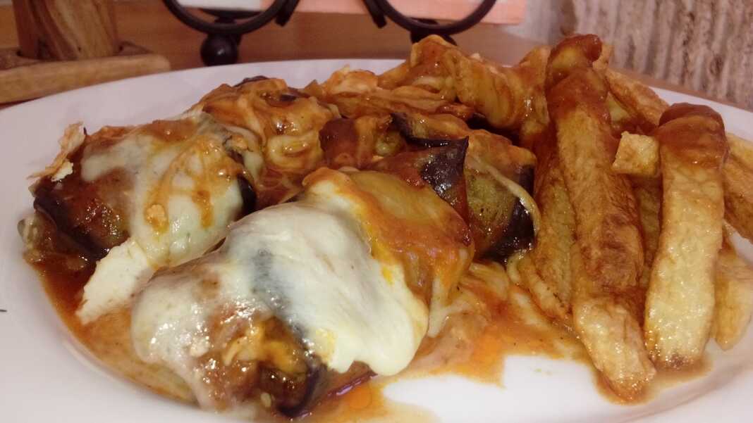 mosxarakiSeMelitzana Μοσχαρίσιο κοκκινιστό με λεπτές φέτες μελιτζάνας