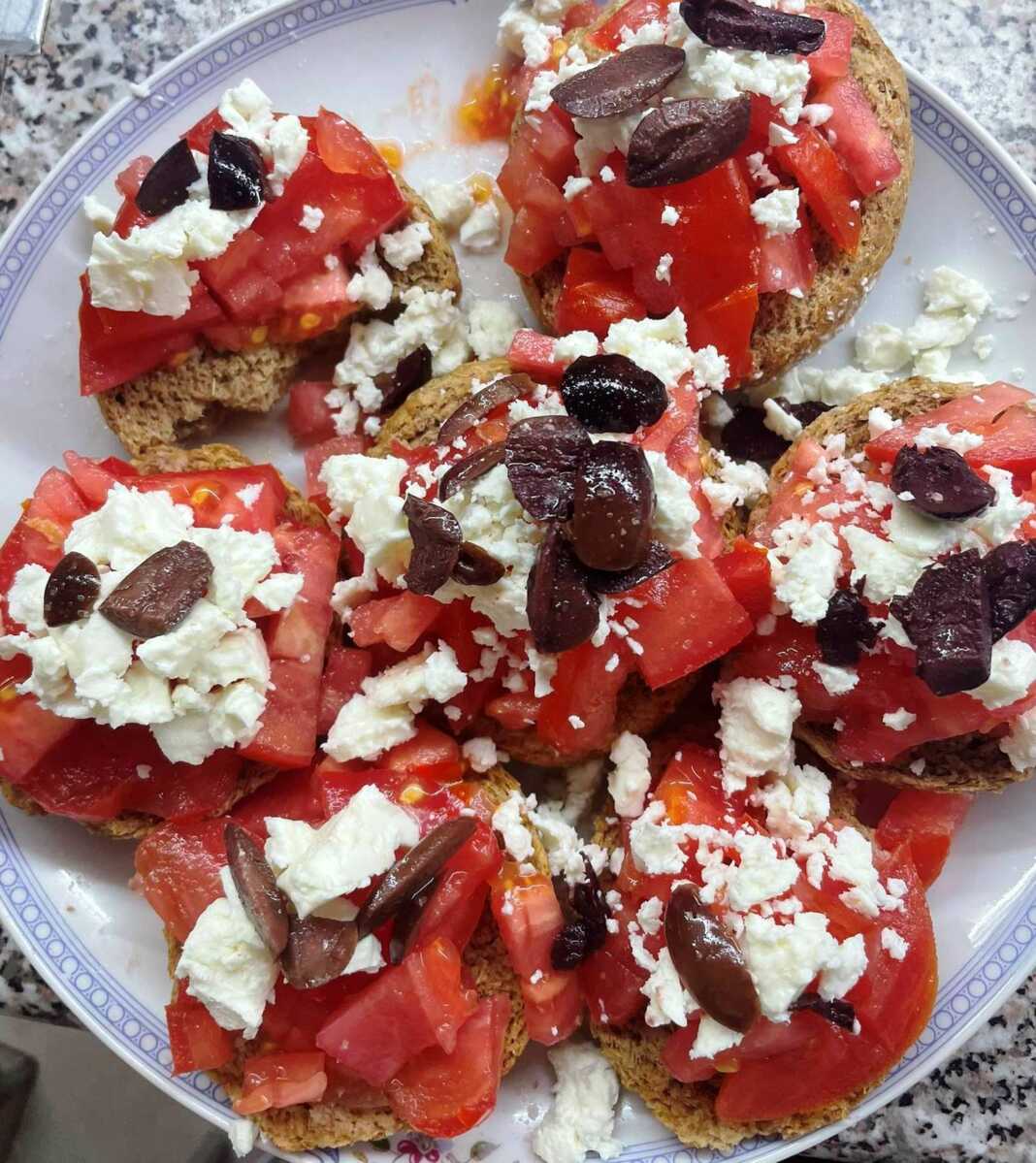 ntakakiaKritika Κριθαρένιος Ντάκος