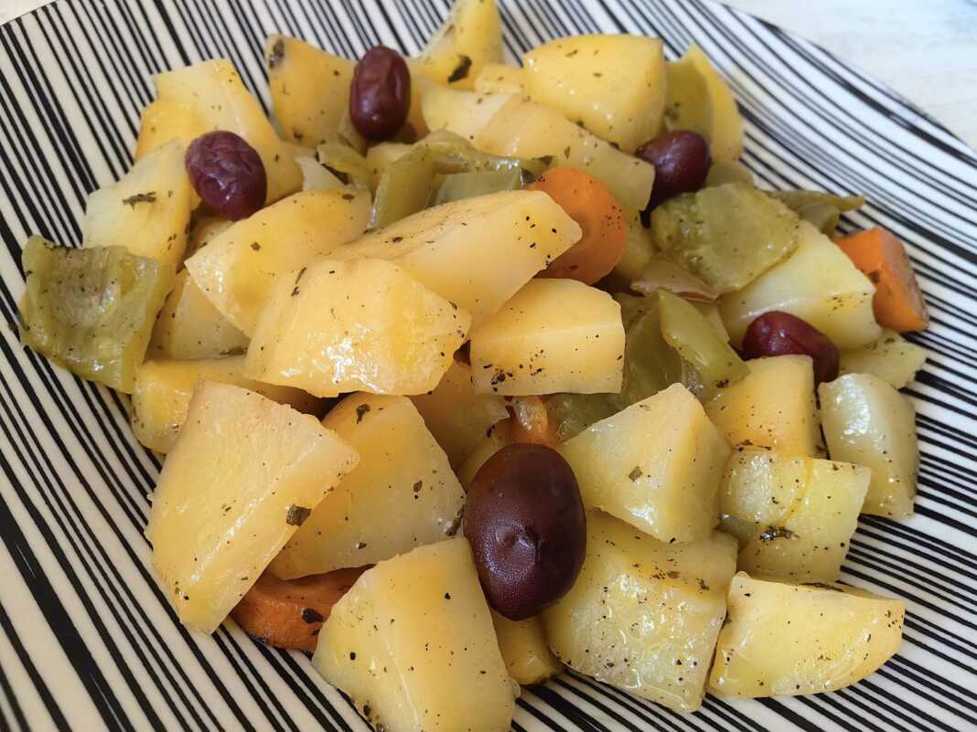 Πατάτες βραστές με πιπεριές και ελιές Πατάτες βραστές με πιπεριές και ελιές