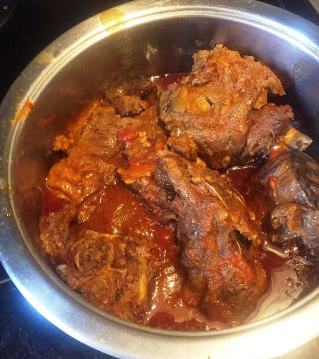 Προβατίνα κοκκινιστή με χοντρό μακαρόνι