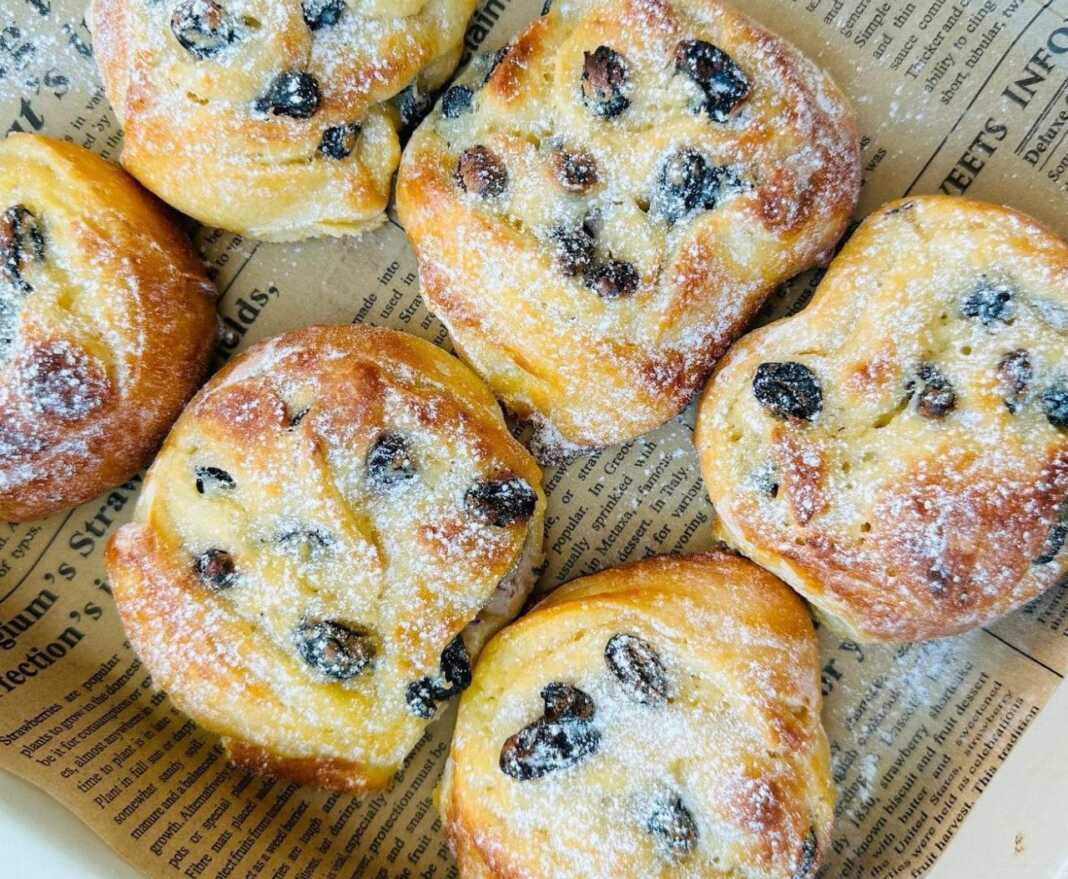 Ρολάκια με κρέμα και σταφίδες