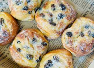 Ρολάκια με κρέμα και σταφίδες