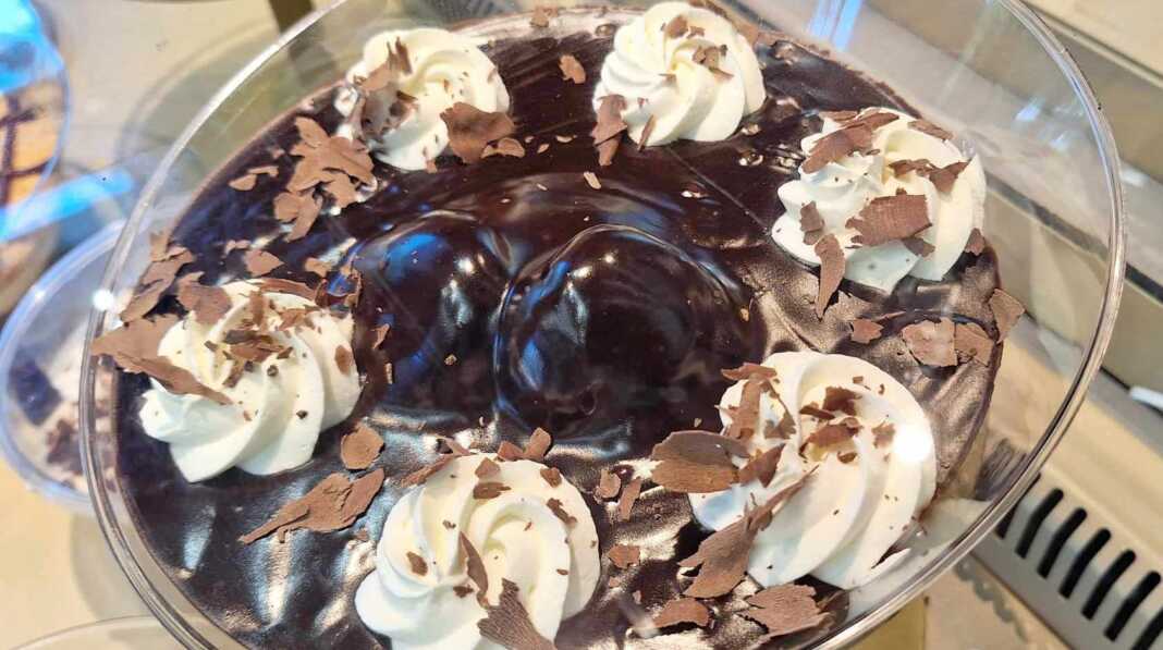 spitikoProfoterol Ένα μπολ γεμάτο σπιτικό προφιτερόλ με στρώσεις από σουδάκια, πλούσια σοκολάτα και σαντιγί, διακοσμημένο με τριμμένη σοκολάτα.