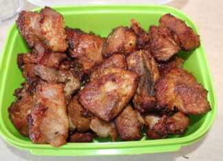 Τραγανές παραδοσιακές τσιγαρίδες (χοιρινός μεζές) σε τηγάνι ή κατσαρόλα, με έντονο καφετί χρώμα, έτοιμες για σερβίρισμα με τσίπουρο.