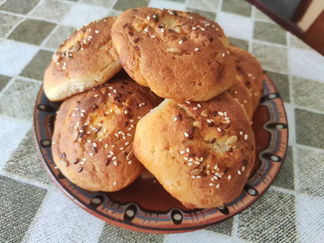 Χρυσαφένια τυροπιτάκια χωρίς ζύμωμα σε ταψί, φρεσκοψημένα.