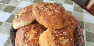 Χρυσαφένια τυροπιτάκια χωρίς ζύμωμα σε ταψί, φρεσκοψημένα.