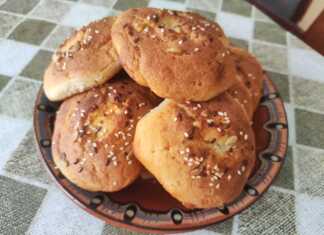 Χρυσαφένια τυροπιτάκια χωρίς ζύμωμα σε ταψί, φρεσκοψημένα.