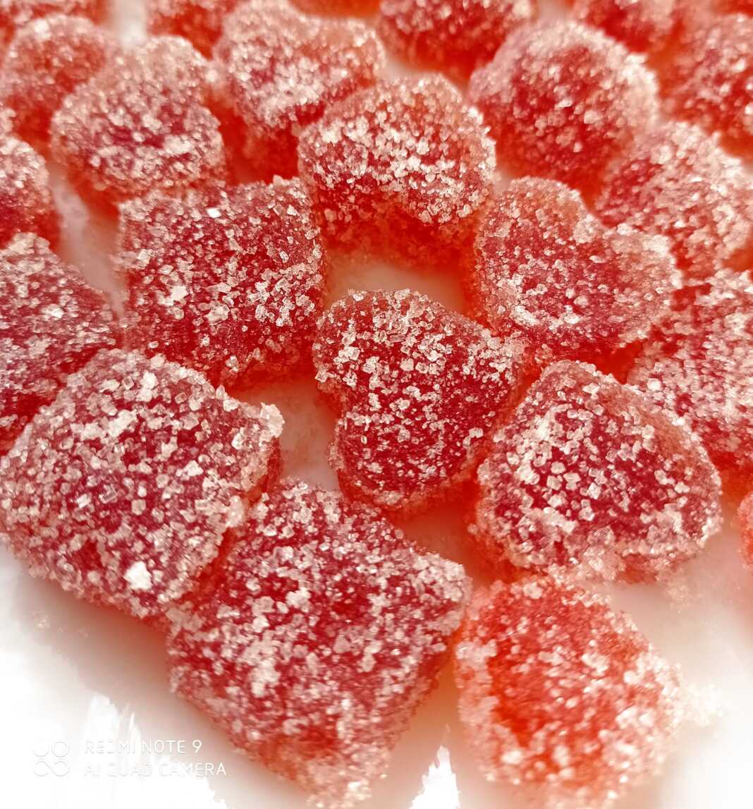 Σπιτικά Ζελεδάκια Φράουλας με άγαρ-άγαρ, κυλισμένα σε μείγμα ζάχαρης και κορν φλάουρ, σε σχήματα ζώων. 