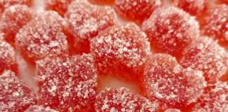 Σπιτικά Ζελεδάκια Φράουλας με άγαρ-άγαρ, κυλισμένα σε μείγμα ζάχαρης και κορν φλάουρ, σε σχήματα ζώων. 