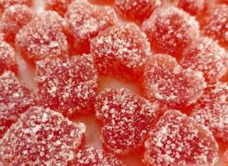 Σπιτικά Ζελεδάκια Φράουλας με άγαρ-άγαρ, κυλισμένα σε μείγμα ζάχαρης και κορν φλάουρ, σε σχήματα ζώων. 