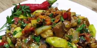 Ζεστή μεσογειακή σαλάτα λαχανικών