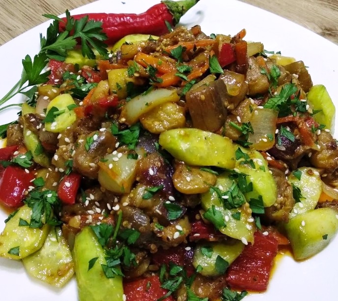 zestisalataLaxanikon Ζεστή μεσογειακή σαλάτα λαχανικών