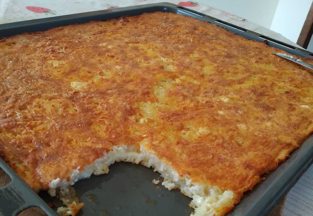 zimaropita Ένα ταψί ζυμαρόπιτας με γιαούρτι σε ένα τραπέζι.