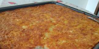 Ένα ταψί ζυμαρόπιτας με γιαούρτι σε ένα τραπέζι.