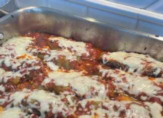 Γεμιστές πιπεριές με κόκκινη σάλτσα και από πάνω μοτσαρέλα.