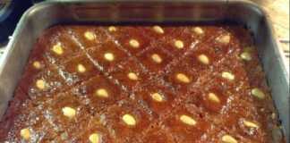 Σάμαλι Πολίτικο, σιροπιασμένο, κομμένο σε ρόμβους, με μισό αμύγδαλο στην κορυφή κάθε κομματιού