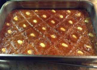 Σάμαλι Πολίτικο, σιροπιασμένο, κομμένο σε ρόμβους, με μισό αμύγδαλο στην κορυφή κάθε κομματιού