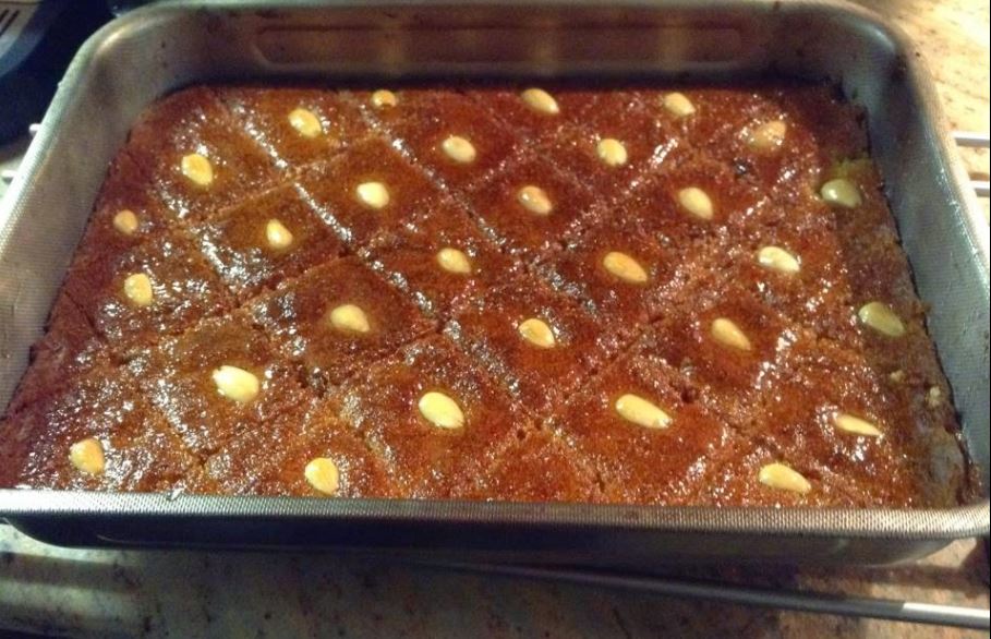 SamaliPolitiko Σάμαλι Πολίτικο, σιροπιασμένο, κομμένο σε ρόμβους, με μισό αμύγδαλο στην κορυφή κάθε κομματιού