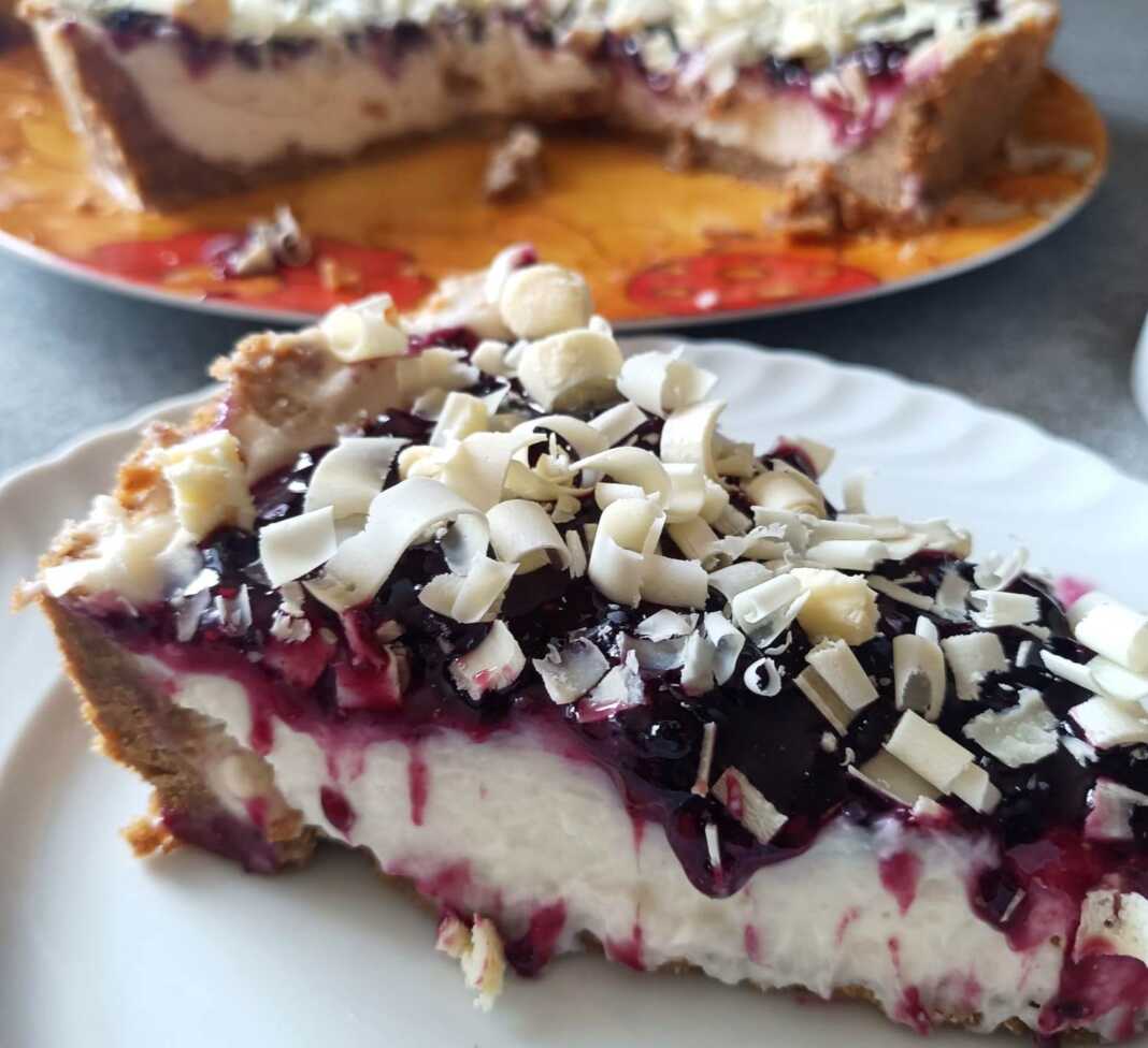 Τσιζκέικ με κόκκινα μούρα και λευκή σοκολάτα