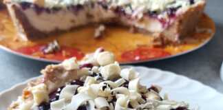 Τσιζκέικ με κόκκινα μούρα και λευκή σοκολάτα