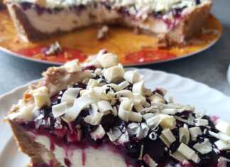 Τσιζκέικ με κόκκινα μούρα και λευκή σοκολάτα