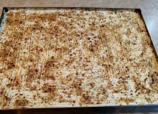 Ένα ταψί με λαχταριστό εκμέκ με φρυγανιά Ζακύνθου στρώσεις κρέμας και λευκή σαντιγί πασπαλισμένη με ξηρούς καρπούς