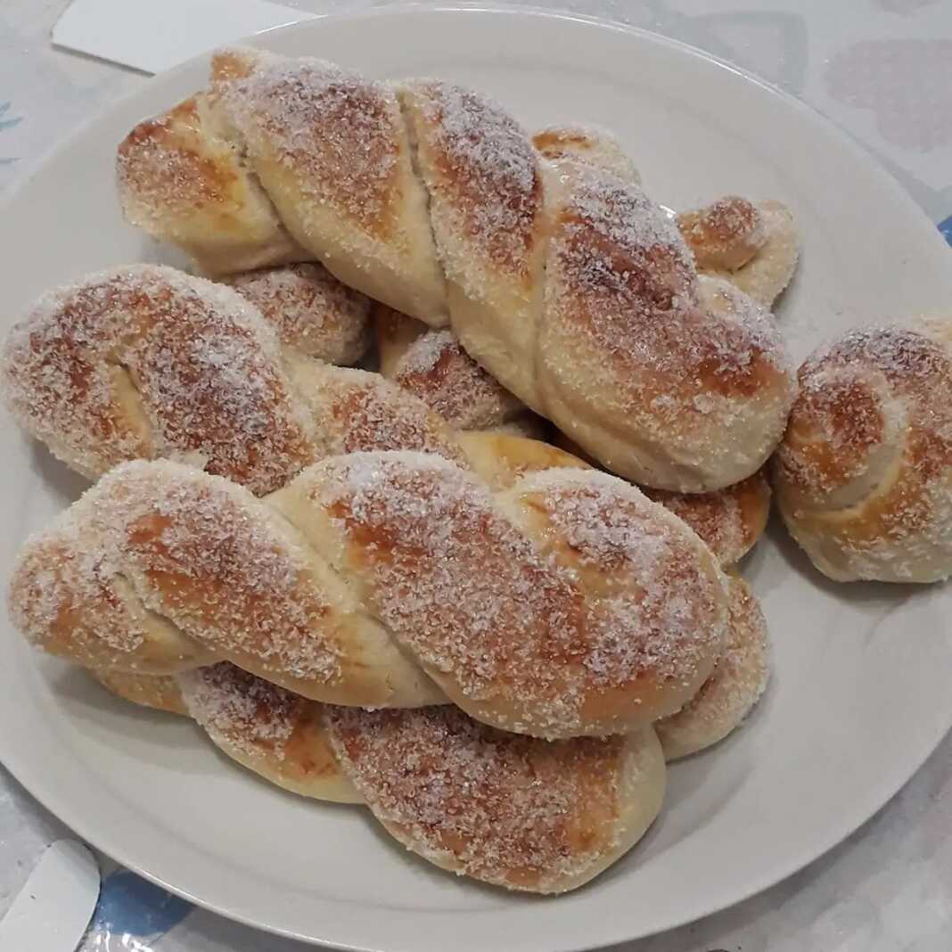 ezgif.com-webp-to-jpg (14) Χρυσαφένιες Γλυκές Πλεξούδες, πασπαλισμένες με κρυσταλλική ζάχαρη, σε πιατέλα