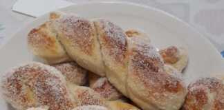 Χρυσαφένιες Γλυκές Πλεξούδες, πασπαλισμένες με κρυσταλλική ζάχαρη, σε πιατέλα