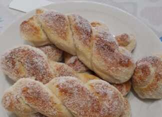 Χρυσαφένιες Γλυκές Πλεξούδες, πασπαλισμένες με κρυσταλλική ζάχαρη, σε πιατέλα