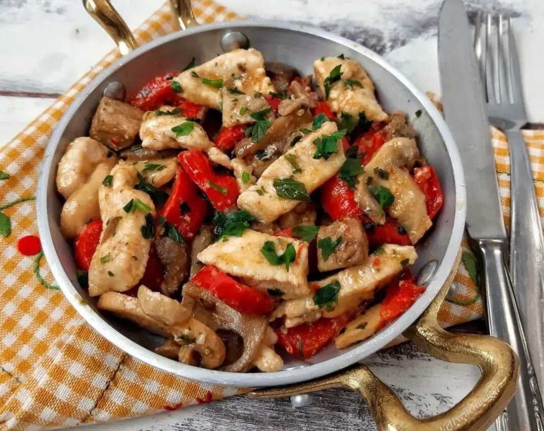 ezgif.com-webp-to-jpg (16) Ένα τηγάνι με νόστιμο Κοτόπουλο με Πιπεριές και Μανιτάρια, έτοιμο για σερβίρισμα