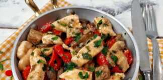 Ένα τηγάνι με νόστιμο Κοτόπουλο με Πιπεριές και Μανιτάρια, έτοιμο για σερβίρισμα