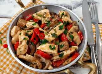 Ένα τηγάνι με νόστιμο Κοτόπουλο με Πιπεριές και Μανιτάρια, έτοιμο για σερβίρισμα