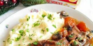 Μαγειρευτές μπριζόλες με νόστιμη σάλτσα μανιταριών