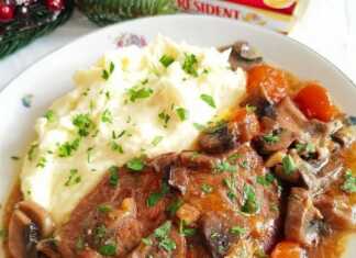 Μαγειρευτές μπριζόλες με νόστιμη σάλτσα μανιταριών