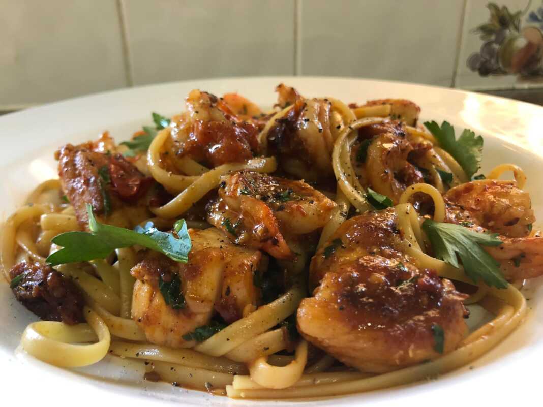 garidomakaronada Γαριδομακαρονάδα με λιγκουίνι και ντοματίνια