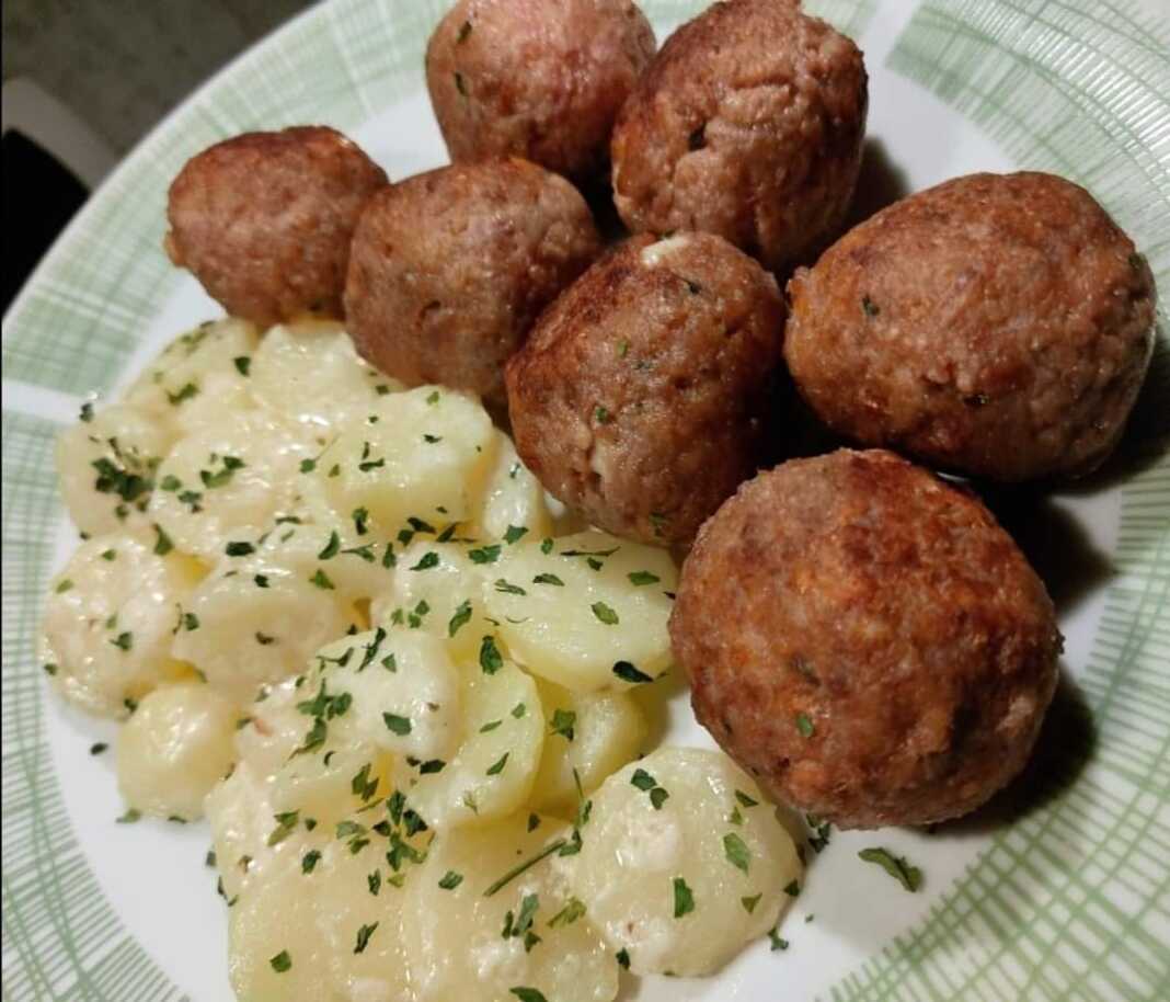 Γεμιστοί κεφτέδες με καπνιστό τυρί