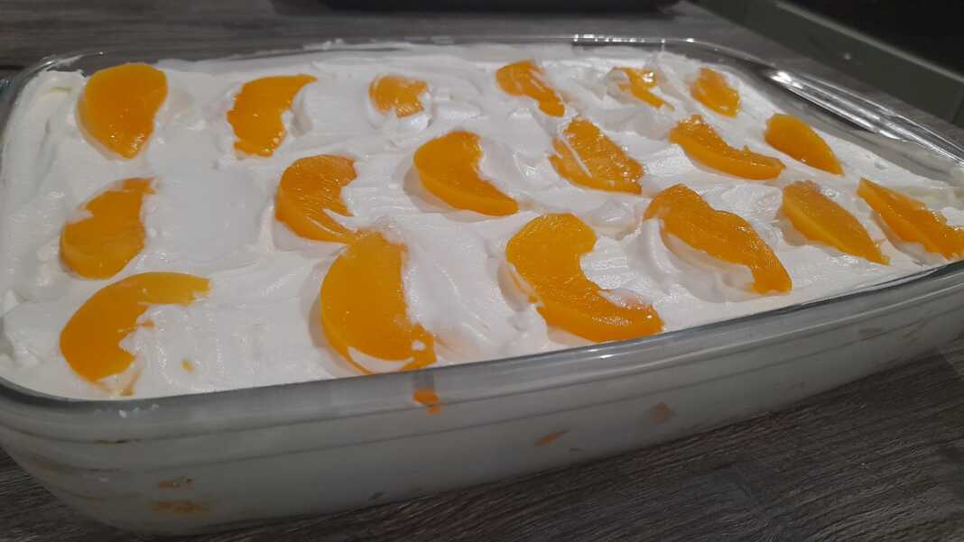 Γλυκό ψυγείου με κομπόστα ροδάκινο