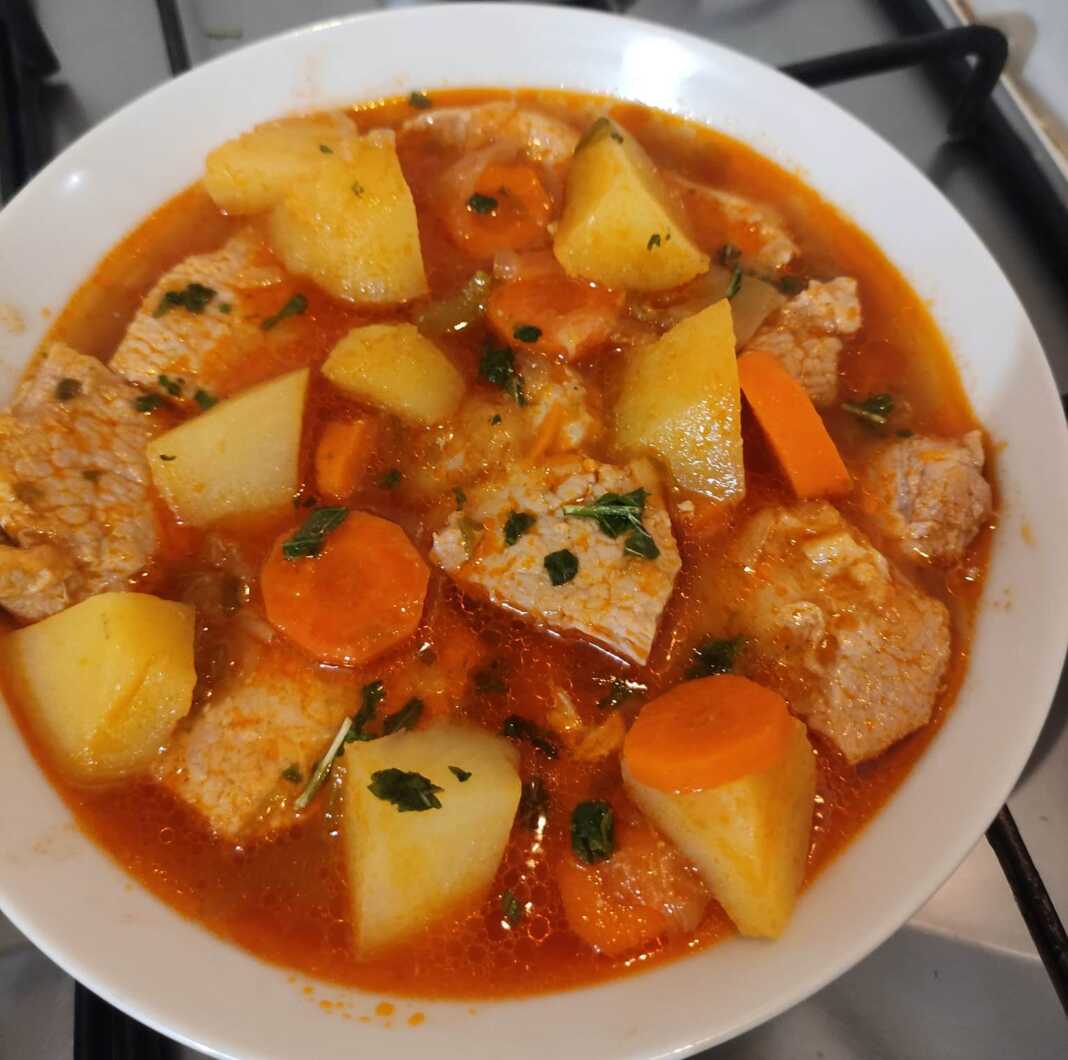 Χοιρινό φιλέτο με καρότα ντομάτας και πατάτες