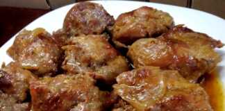 Ζουμερό Χοιρινό Κρασάτο με πιπεριές, σερβιρισμένο σε βαθύ πιάτο, με πλούσια κόκκινη σάλτσα