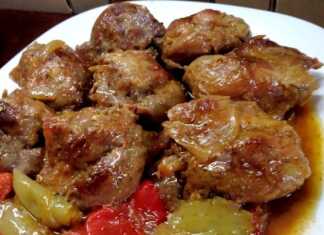 Ζουμερό Χοιρινό Κρασάτο με πιπεριές, σερβιρισμένο σε βαθύ πιάτο, με πλούσια κόκκινη σάλτσα