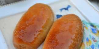 Σιροπιαστά Κουλουράκια, γεμιστά με καρύδι, με όμορφο σχέδιο από τον τρίφτη, σερβιρισμένα σε πιατέλα.