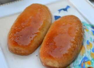 Σιροπιαστά Κουλουράκια, γεμιστά με καρύδι, με όμορφο σχέδιο από τον τρίφτη, σερβιρισμένα σε πιατέλα.