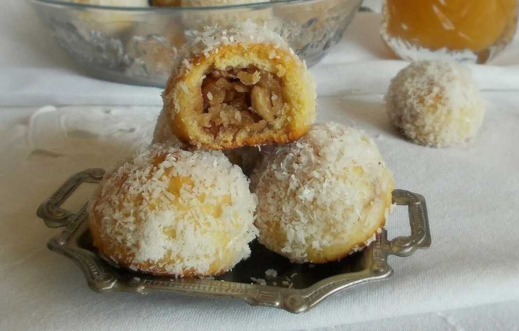 Πιατέλα γεμάτη με λαχταριστά Τρουφάκια με Μήλο και Καρύδι, πασπαλισμένα με τριμμένη καρύδα