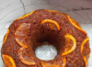 Αναποδογυρισμένο κέικ πορτοκάλι με λαμπερή καραμέλα και διακοσμητικές λεπτές φέτες πορτοκαλιού στην κορυφή