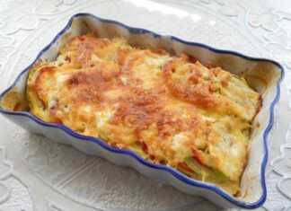 Ταψί με σειρές από κολοκυθάκια ντομάτες και πιπεριές καλυμμένα με λιωμένο χρυσαφένιο τυρί και κρεμώδη σάλτσα